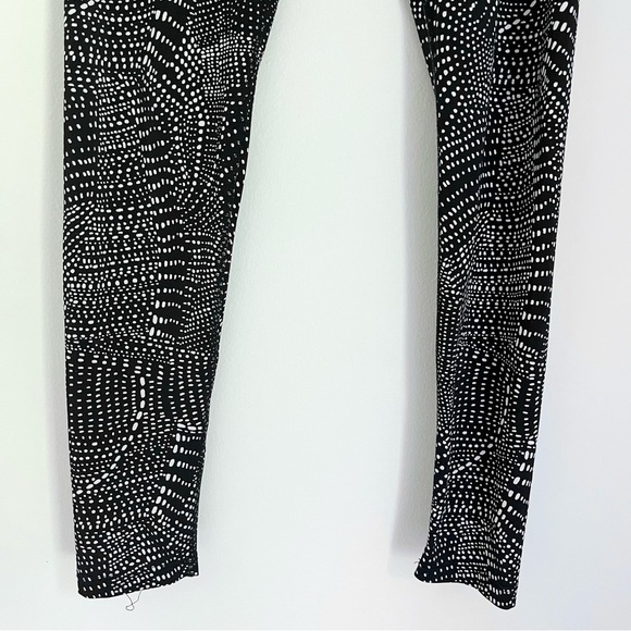 Beyond Yoga Women’s Black and White Swirl Dots Pattern Size‎ Medium - Picture 5 of 6